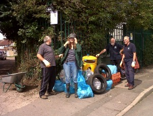 Bob, Carole, Ron and Malcolm setting out the litter for collection by the Council. By piggy-backing on Bexley's scheme for collecting mixed recyclables from flats with no room for separate boxes, the riverkeepers are now able to divert much of the material they pick up from landfill or incineration. (Photo: Chris Rose)