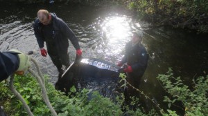 Michael Heath and Chris Rose manoeuvre the car into position for removal. (Photo: Ron Pearson)