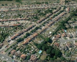 Google Earth image of the Wyncham Stream running between Brookend Rd and Longmeadow Rd (bottom left to top right) fringed by trees and many smaller shrubs.