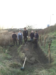 Crayford Academy pupils and Thames21 volunteers by the trench.